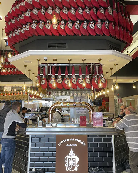 Barra del Museo del Jamón en la Avenida Córdoba, Usera