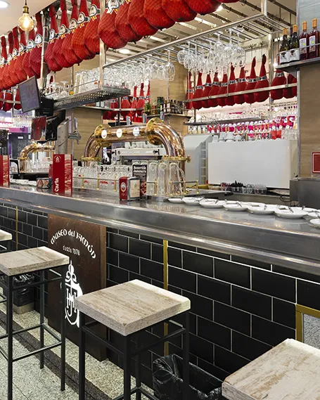 Barra del Museo del Jamón en la Carrera de San Jerónimo, Madrid