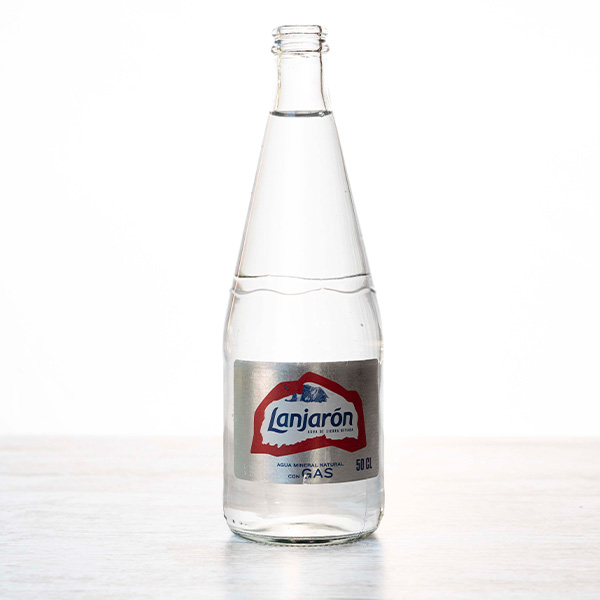 Botella de agua mineral con gas Lanjarón