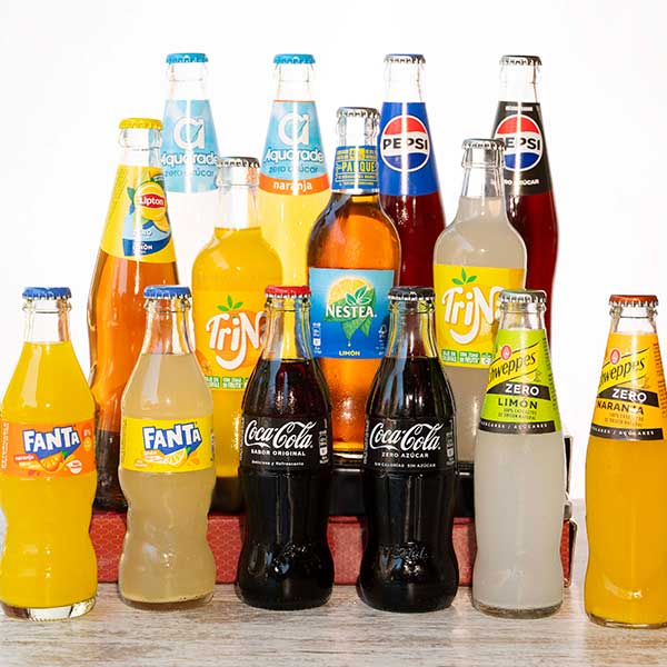 Variedad de refrescos embotellados incluyendo Coca-Cola, Fanta, Nestea, y más