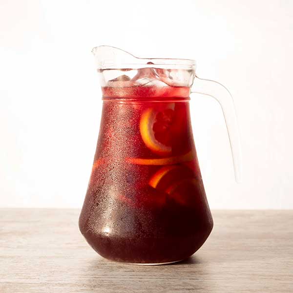 Jarra de sangría con rodajas de limón y naranja