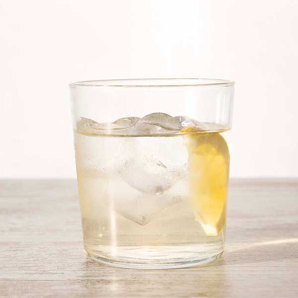 Vermú blanco con hielo y rodaja de limón