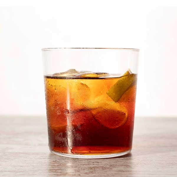 Vaso de vermut con hielo y rodajas de limón