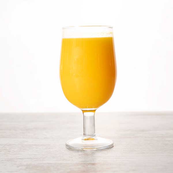 Zumo de naranja natural servido en copa en el Museo del Jamón.