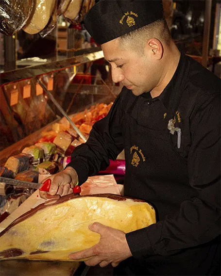 Maestro cortador preparando jamón ibérico en el Museo del Jamón