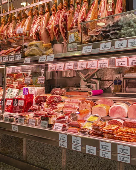Mostrador de charcutería en el Museo del Jamón del Paseo del Prado, Madrid