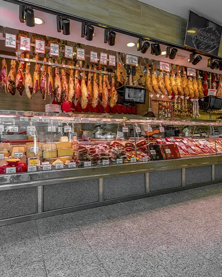 Mostrador de charcutería en el Museo del Jamón de Poeta Joan Maragall, Madrid