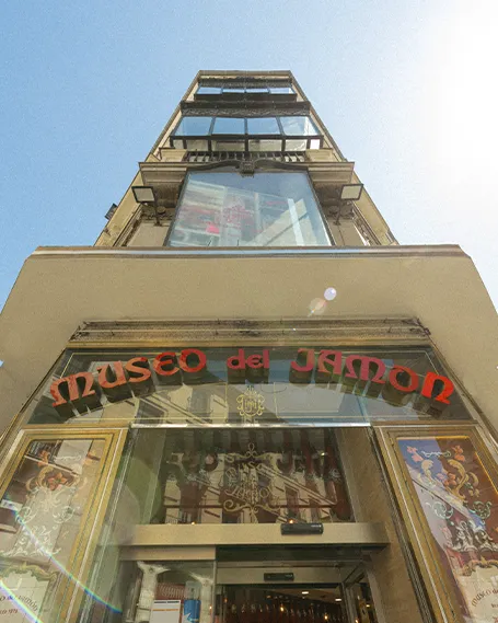 Fachada del Museo del Jamón en la Carrera de San Jerónimo, Madrid