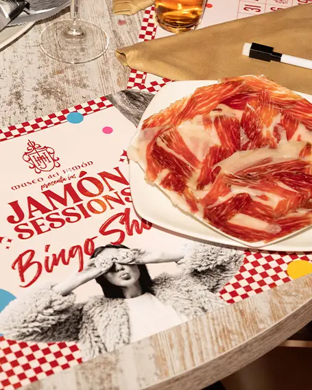 Plato de jamón ibérico durante el Jamón Sessions Bingo Show en el Museo del Jamón