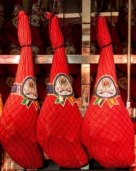 Jamones ibéricos colgados en el Museo del Jamón