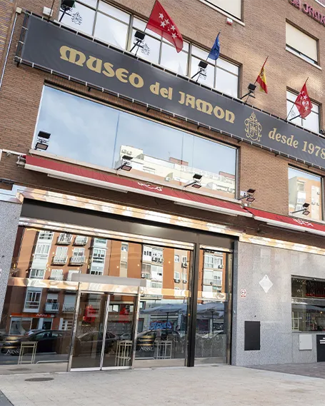 Fachada del Museo del Jamón en la Avenida de Córdoba, Madrid