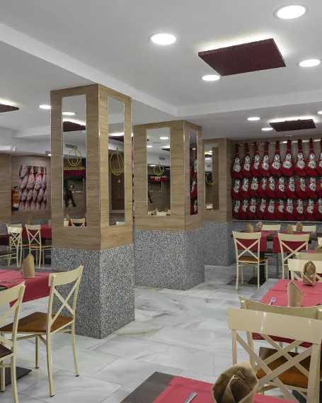 Salón interior en el Museo del Jamón de Poeta Joan Maragall, Madrid