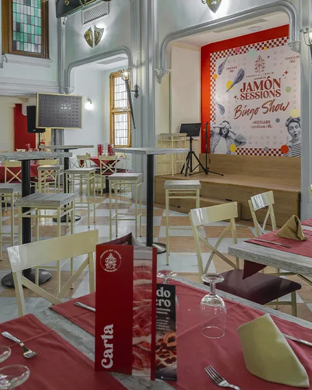 Interior del salón Jamón Sessions en Museo del Jamón, Gran Vía, con escenario preparado para Bingo Show