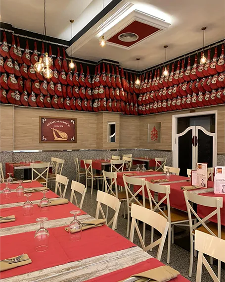 Salón en la planta baja del Museo del Jamón en la Avenida Córdoba, Usera