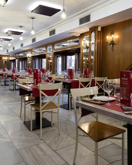 Segundo salón interior del Museo del Jamón en la Carrera de San Jerónimo, Madrid