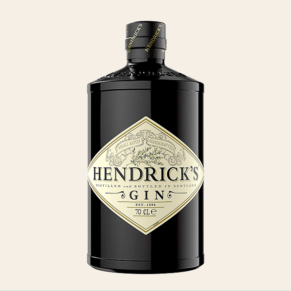 Botella de ginebra Hendrick's destilada en Escocia