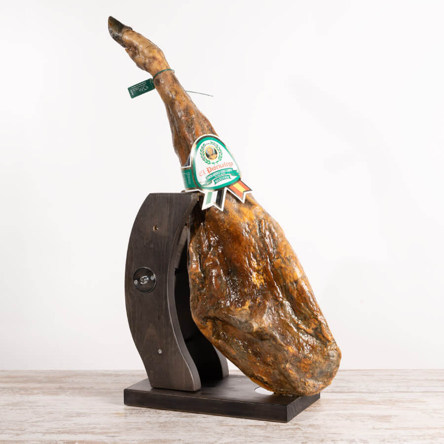 Jamón de cebo de campo 50 ibérico pieza entera sobre soporte del Museo del Jamón